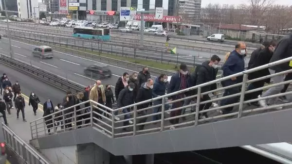 TOPLU TAŞIMADA YOĞUNLUK İSYANI YANIMDAKİYLE ARAMDA 20 SANTİMETRE MESAFE VAR TOPLU TAŞIMADA YOĞUNLUK İSYANI YANIMDAKİYLE ARAMDA 20 SANTİMETRE MESAFE VAR