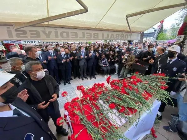 Torbalı Belediye Başkanı İsmail Uygur, son yolculuğuna uğurlandı Torbalı Belediye Başkanı İsmail Uygur, son yolculuğuna uğurlandı