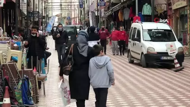 Vaka sayılarında artış sürerken vatandaşlar meydanları doldurdu Vaka sayılarında artış sürerken vatandaşlar meydanları doldurdu
