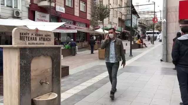 Vaka sayılarında artış sürerken vatandaşlar meydanları doldurdu Vaka sayılarında artış sürerken vatandaşlar meydanları doldurdu