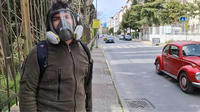 Vaka sayısı artınca panikleyip dışarıya gaz maskesiyle çıktı Vaka sayısı artınca panikleyip dışarıya gaz maskesiyle çıktı
