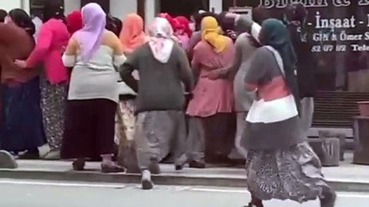 Yardım dağıtımı izdihama dönüştü, koronavirüs tedbirleri unutuldu