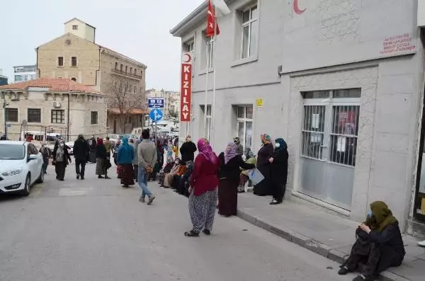 Kızılay'dan yardım alacaklarını düşünüp kuyruğa girdiler, uyarı gelince dağıldılar Kızılay'dan yardım alacaklarını düşünüp kuyruğa girdiler, uyarı gelince dağıldılar