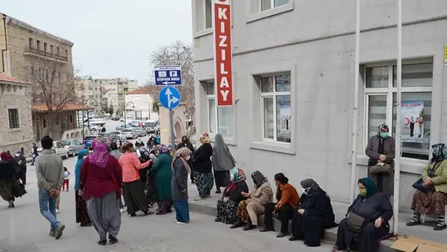 Koronayı unutup yardım kuyruğuna girdiler, yapılan anos hayallerini suya düşürdü Koronayı unutup yardım kuyruğuna girdiler, yapılan anos hayallerini suya düşürdü