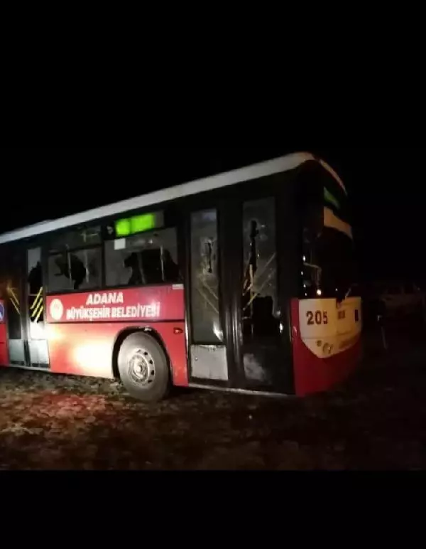 Yol verme tartışmasında önünü kestikleri otobüse taşlarla saldırdılar Yol verme tartışmasında önünü kestikleri otobüse taşlarla saldırdılar