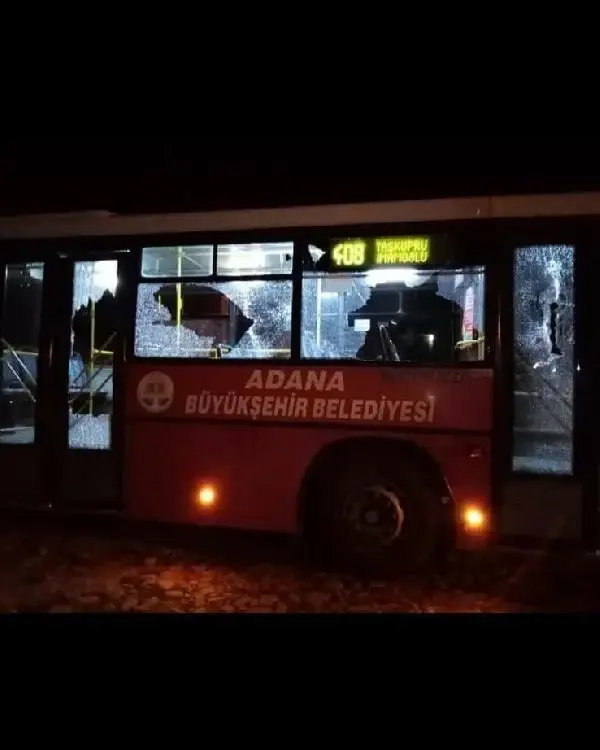 Yol verme tartışmasında önünü kestikleri otobüse taşlarla saldırdılar