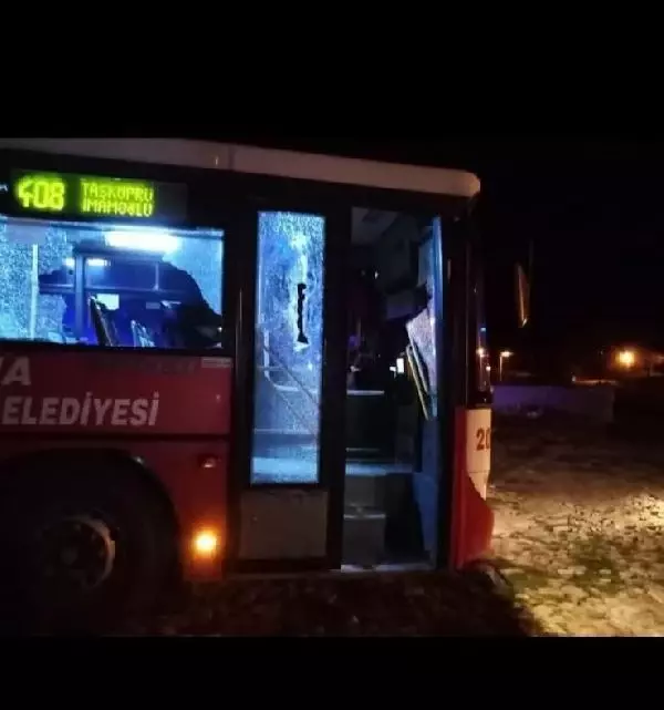 Yol verme tartışmasında önünü kestikleri otobüse taşlarla saldırdılar