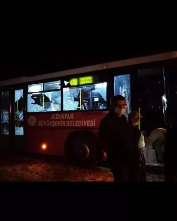 Yol verme tartışmasında önünü kestikleri otobüse taşlarla saldırdılar