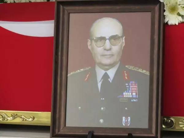 Eski Genelkurmay Başkanı Mustafa Necdet Üruğ, son yolculuğuna uğurlandı Eski Genelkurmay Başkanı Mustafa Necdet Üruğ, son yolculuğuna uğurlandı