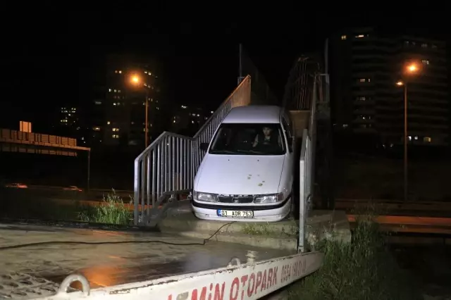 Yaya köprüsünden geçmeye çalışan sürücü sıkışıp kaldı Yaya köprüsünden geçmeye çalışan sürücü sıkışıp kaldı
