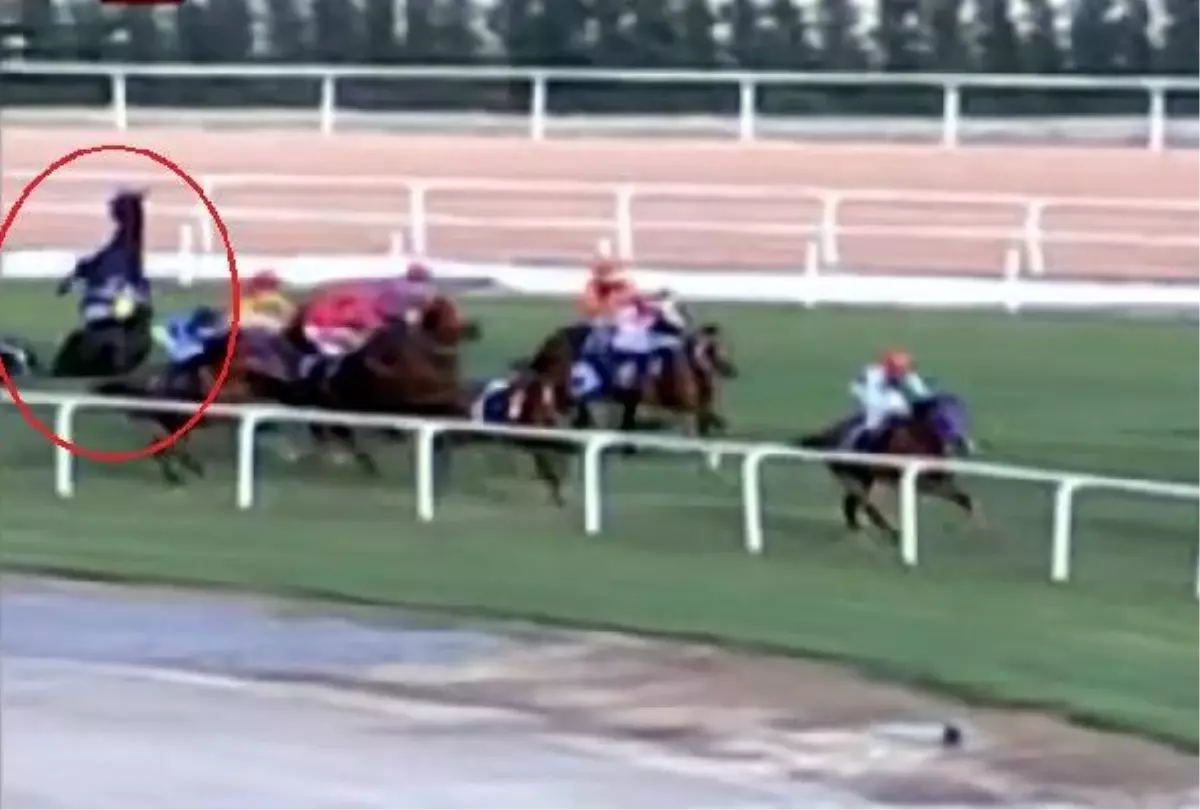 Adana'da at yarışlarında bir kaza daha: 4 jokey düştü, 3'ü hastaneye kaldırıldı