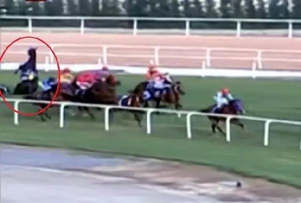 Adana'da at yarışlarında bir kaza daha: 4 jokey düştü, 3'ü hastaneye kaldırıldı Adana'da at yarışlarında bir kaza daha: 4 jokey düştü, 3'ü hastaneye kaldırıldı