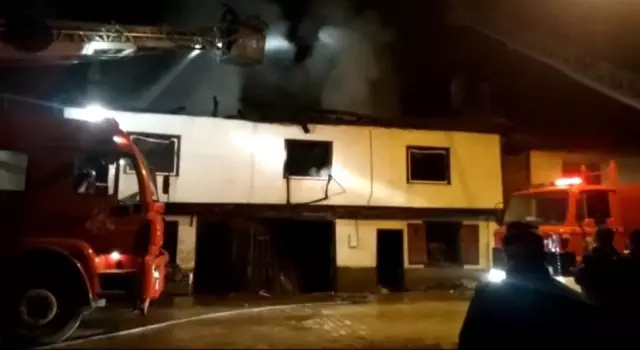 Ahşap ev yanarak kül oldu Ahşap ev yanarak kül oldu