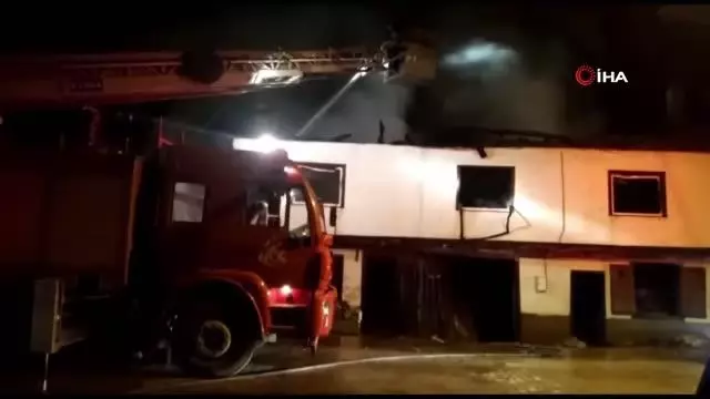 Ahşap ev yanarak kül oldu Ahşap ev yanarak kül oldu