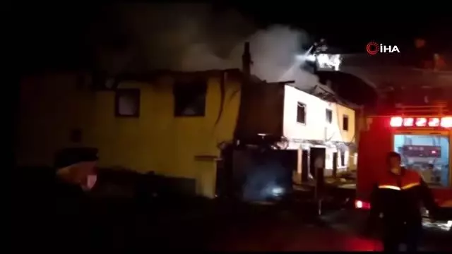 Ahşap ev yanarak kül oldu Ahşap ev yanarak kül oldu