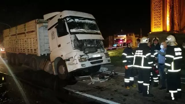 Aksaray'da 2 tır çarpıştı: 1 yaralı Aksaray'da 2 tır çarpıştı: 1 yaralı
