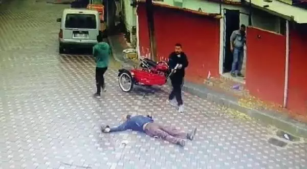 Üvey babasını sözlerini yediremediği için tüfekle öldüren zanlı tutuklandı Üvey babasını sözlerini yediremediği için tüfekle öldüren zanlı tutuklandı