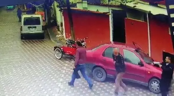 Üvey babasını sözlerini yediremediği için tüfekle öldüren zanlı tutuklandı Üvey babasını sözlerini yediremediği için tüfekle öldüren zanlı tutuklandı