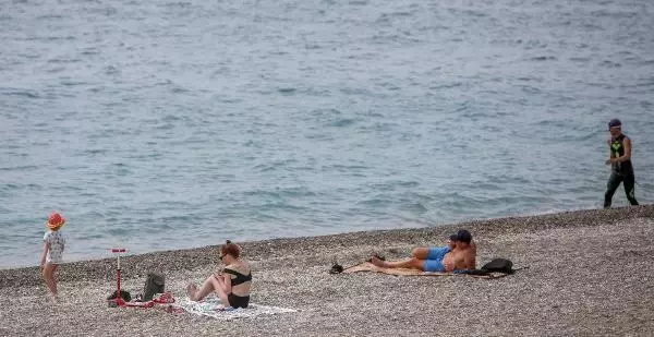 Sıcaklığın 30 dereceye ulaştığı Antalya'da sahiller turistlerle doldu taştı Sıcaklığın 30 dereceye ulaştığı Antalya'da sahiller turistlerle doldu taştı