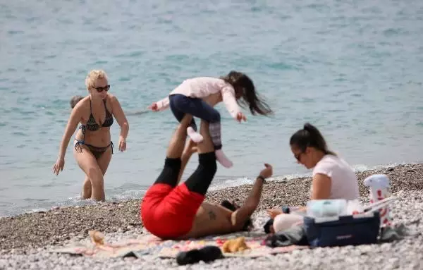 Sıcaklığın 30 dereceye ulaştığı Antalya'da sahiller turistlerle doldu taştı Sıcaklığın 30 dereceye ulaştığı Antalya'da sahiller turistlerle doldu taştı