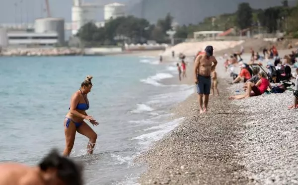 Sıcaklığın 30 dereceye ulaştığı Antalya'da sahiller turistlerle doldu taştı Sıcaklığın 30 dereceye ulaştığı Antalya'da sahiller turistlerle doldu taştı