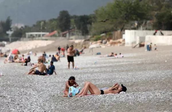 Sıcaklığın 30 dereceye ulaştığı Antalya'da sahiller turistlerle doldu taştı Sıcaklığın 30 dereceye ulaştığı Antalya'da sahiller turistlerle doldu taştı