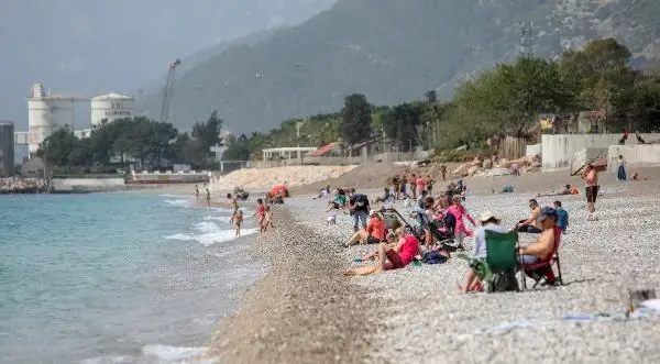 Sıcaklığın 30 dereceye ulaştığı Antalya'da sahiller turistlerle doldu taştı Sıcaklığın 30 dereceye ulaştığı Antalya'da sahiller turistlerle doldu taştı