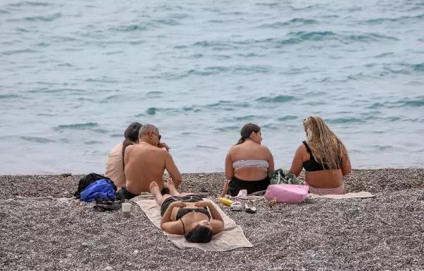Sıcaklığın 30 dereceye ulaştığı Antalya'da sahiller turistlerle doldu taştı Sıcaklığın 30 dereceye ulaştığı Antalya'da sahiller turistlerle doldu taştı