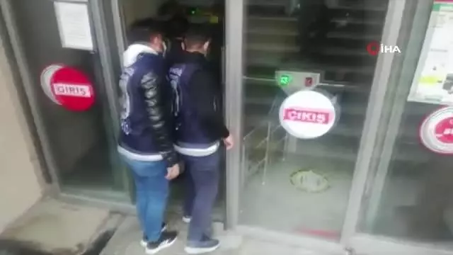 Arnavutköy'de satırlı kavgaya ilişkin 3 kişi gözaltına alındı Arnavutköy'de satırlı kavgaya ilişkin 3 kişi gözaltına alındı