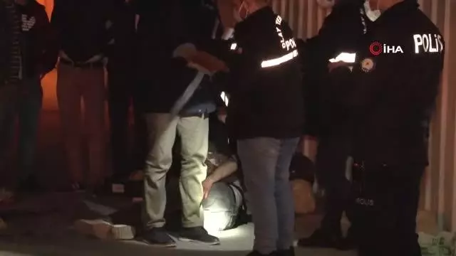 Arnavutköy'de satırlı kavgaya ilişkin 3 kişi gözaltına alındı Arnavutköy'de satırlı kavgaya ilişkin 3 kişi gözaltına alındı