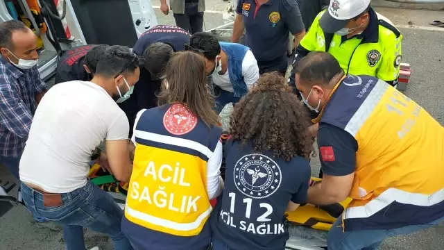 Otomobil aydınlatma direğine çarptı: 2 yaralı Otomobil aydınlatma direğine çarptı: 2 yaralı