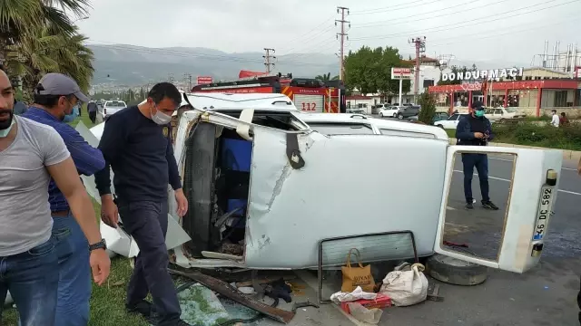 Otomobil aydınlatma direğine çarptı: 2 yaralı Otomobil aydınlatma direğine çarptı: 2 yaralı