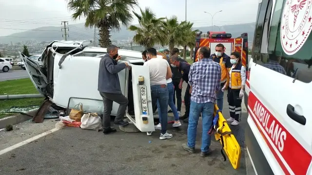 Otomobil aydınlatma direğine çarptı: 2 yaralı Otomobil aydınlatma direğine çarptı: 2 yaralı