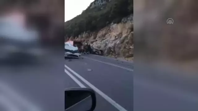Aynı yönde seyreden iki otomobil çarpıştı, 2 kişi yaralandı Aynı yönde seyreden iki otomobil çarpıştı, 2 kişi yaralandı