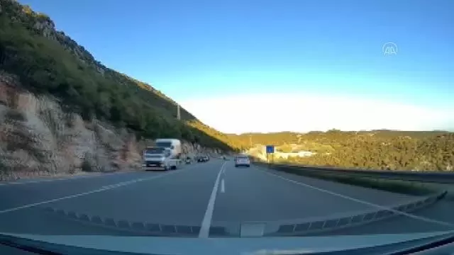 Aynı yönde seyreden iki otomobil çarpıştı, 2 kişi yaralandı Aynı yönde seyreden iki otomobil çarpıştı, 2 kişi yaralandı