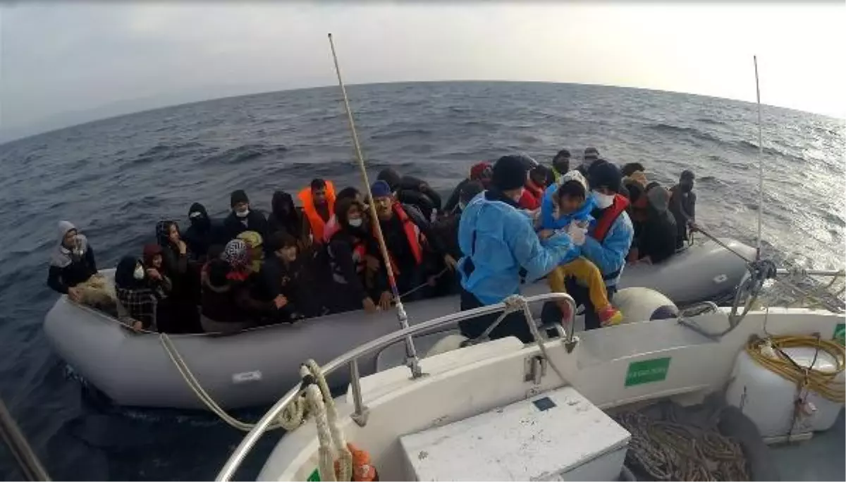 Ayvacık açıklarında, lastik bottaki 54 kaçak göçmen kurtarıldı