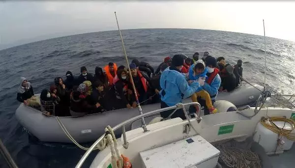 Ayvacık açıklarında, lastik bottaki 54 kaçak göçmen kurtarıldı Ayvacık açıklarında, lastik bottaki 54 kaçak göçmen kurtarıldı