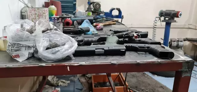 Son dakika haberleri | Bağcılar'da yasa dışı silah imalathanesine operasyon Son dakika haberleri | Bağcılar'da yasa dışı silah imalathanesine operasyon