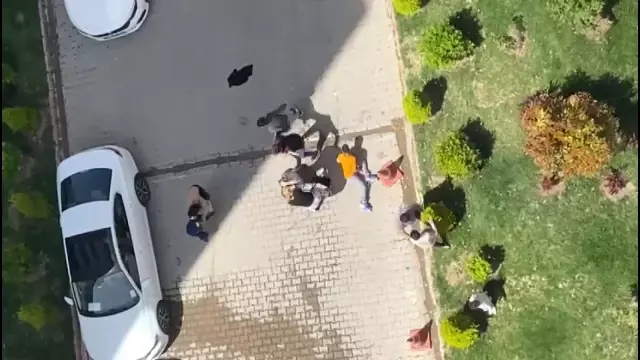 Son dakika haberleri | Çocukların kavgasına büyükler karıştı, ortalık savaş alanına döndü...Tekmeli yumruklu kavga kamerada Son dakika haberleri | Çocukların kavgasına büyükler karıştı, ortalık savaş alanına döndü...Tekmeli yumruklu kavga kamerada