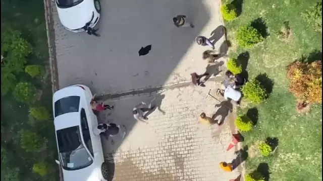 Son dakika haberleri | Çocukların kavgasına büyükler karıştı, ortalık savaş alanına döndü...Tekmeli yumruklu kavga kamerada Son dakika haberleri | Çocukların kavgasına büyükler karıştı, ortalık savaş alanına döndü...Tekmeli yumruklu kavga kamerada