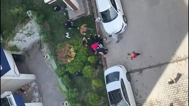Son dakika haberleri | Çocukların kavgasına büyükler karıştı, ortalık savaş alanına döndü...Tekmeli yumruklu kavga kamerada Son dakika haberleri | Çocukların kavgasına büyükler karıştı, ortalık savaş alanına döndü...Tekmeli yumruklu kavga kamerada