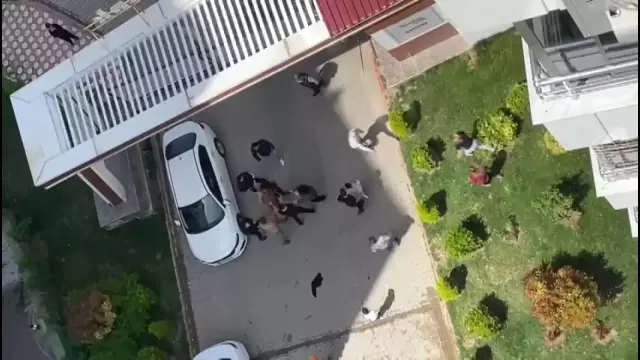Son dakika haberleri | Çocukların kavgasına büyükler karıştı, ortalık savaş alanına döndü...Tekmeli yumruklu kavga kamerada Son dakika haberleri | Çocukların kavgasına büyükler karıştı, ortalık savaş alanına döndü...Tekmeli yumruklu kavga kamerada