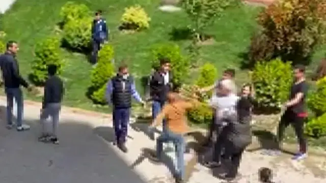 Son dakika haberleri | Çocukların kavgasına büyükler karıştı, ortalık savaş alanına döndü...Tekmeli yumruklu kavga kamerada Son dakika haberleri | Çocukların kavgasına büyükler karıştı, ortalık savaş alanına döndü...Tekmeli yumruklu kavga kamerada