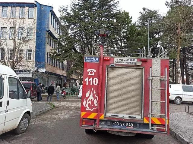 Son dakika! Binanın çatısındaki hava boşluğunda mahsur kalan kediyi itfaiye ekipleri kurtardı Son dakika! Binanın çatısındaki hava boşluğunda mahsur kalan kediyi itfaiye ekipleri kurtardı