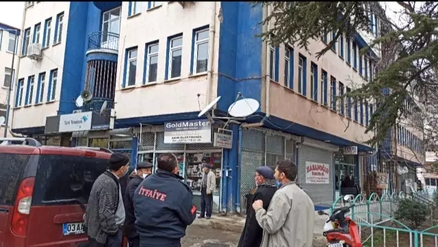 Son dakika! Binanın çatısındaki hava boşluğunda mahsur kalan kediyi itfaiye ekipleri kurtardı Son dakika! Binanın çatısındaki hava boşluğunda mahsur kalan kediyi itfaiye ekipleri kurtardı