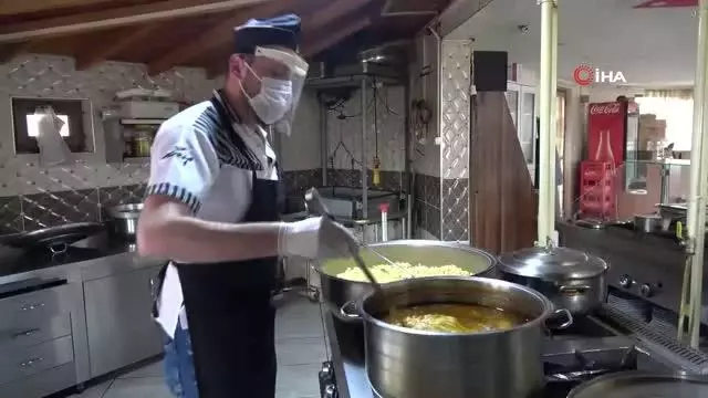 Bir tas sıcak yemek için ekiplerin yolunu gözlüyorlar Bir tas sıcak yemek için ekiplerin yolunu gözlüyorlar