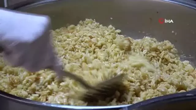 Bir tas sıcak yemek için ekiplerin yolunu gözlüyorlar Bir tas sıcak yemek için ekiplerin yolunu gözlüyorlar
