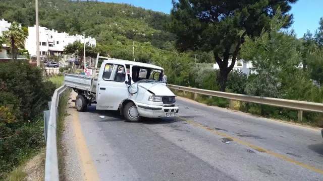 Kamyonet ile minibüs kafa kafaya çarpıştı: 1 yaralı Kamyonet ile minibüs kafa kafaya çarpıştı: 1 yaralı