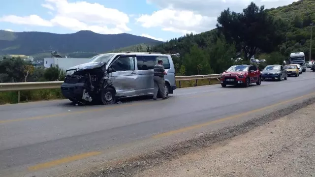 Kamyonet ile minibüs kafa kafaya çarpıştı: 1 yaralı Kamyonet ile minibüs kafa kafaya çarpıştı: 1 yaralı