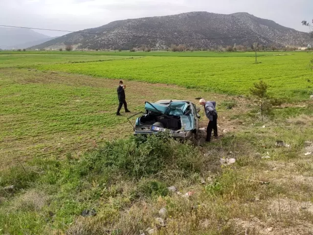 Sürücüsünün direksiyon hakimiyetini kaybettiği otomobil tarlaya uçtu Sürücüsünün direksiyon hakimiyetini kaybettiği otomobil tarlaya uçtu